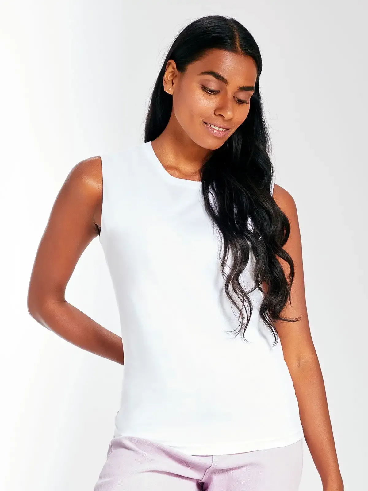 Canotta da donna con girocollo sottile e giromanica a taglio vivo - Mantis - MAM82