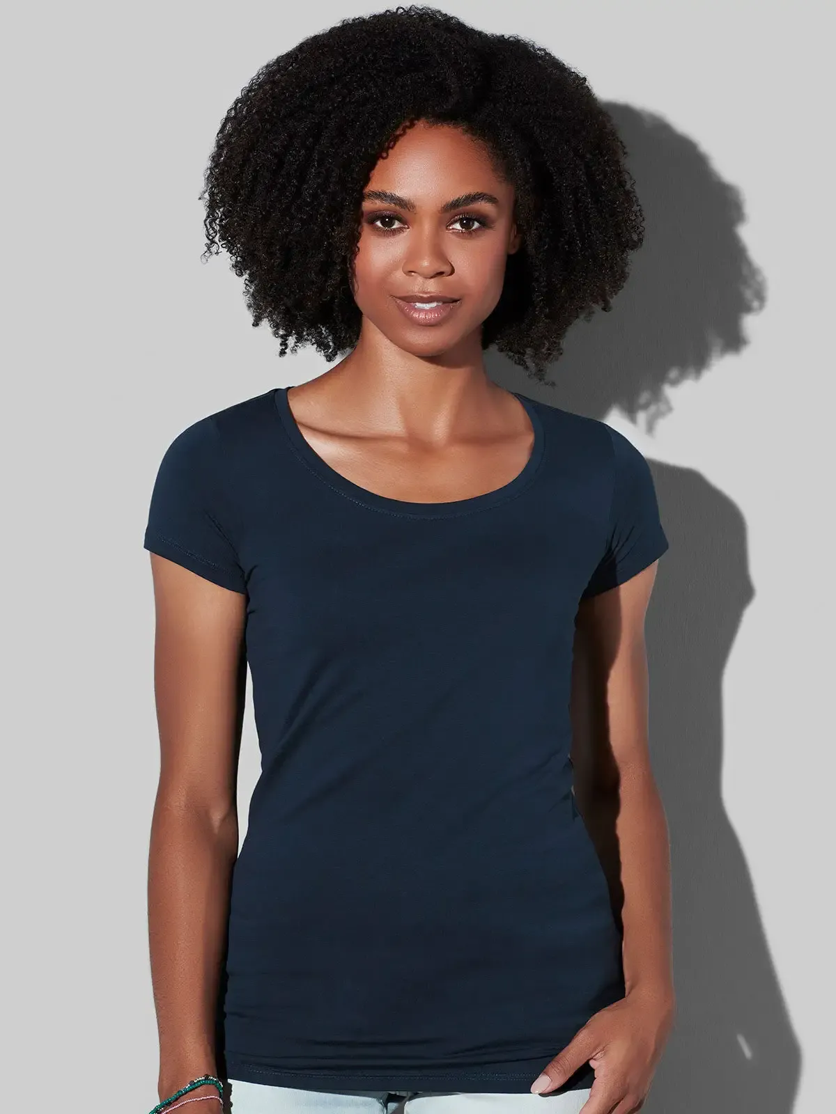 T-shirt a manica corta con girocollo profondo in costina sottile - Stedman - ST9700