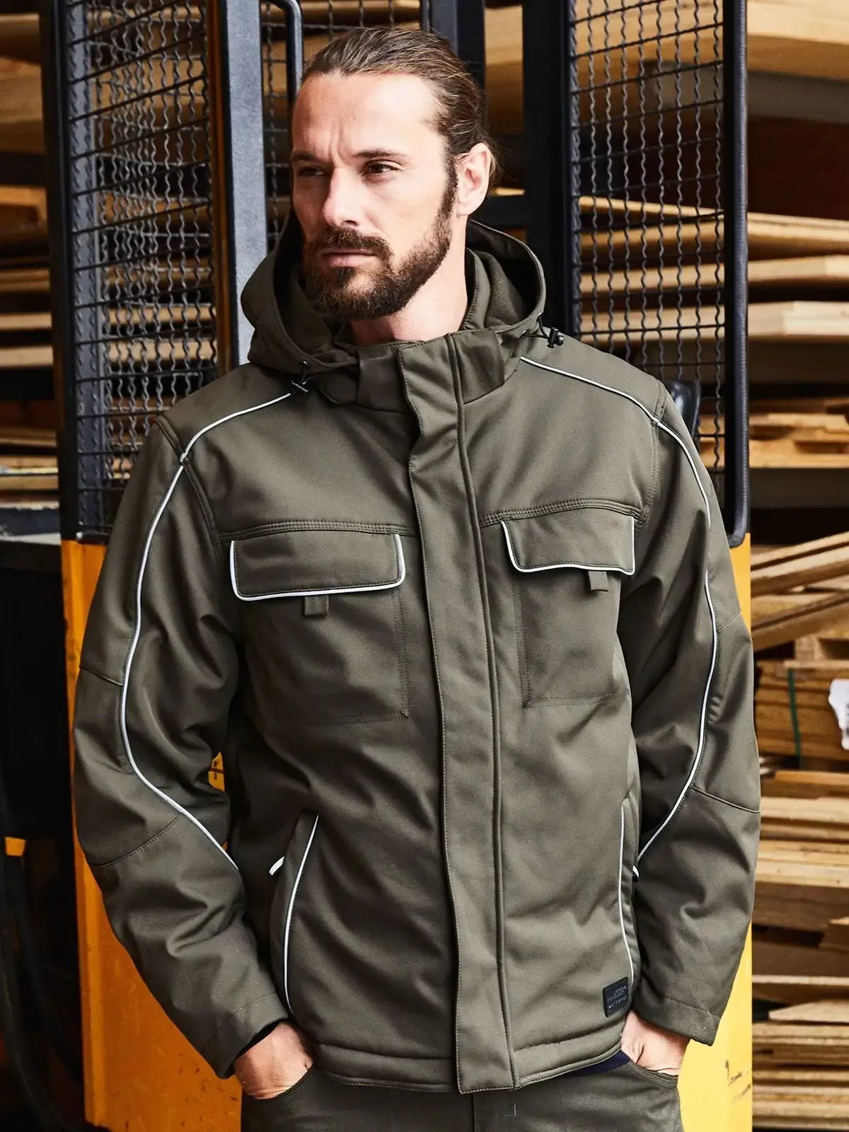 Giacca da lavoro in softshell con retro esteso e dettagli riflettenti - James & Nicholson - JN886
